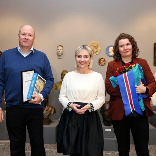 Arnaldur Indriðason rithöfundur, Lilja Alfreðsdóttir mennta- og menningarmálaráðherra og Vera Illugadóttir dagskrárgerðarkona. Mynd: Stjórnarráðið/Sigurjón Ragnar.