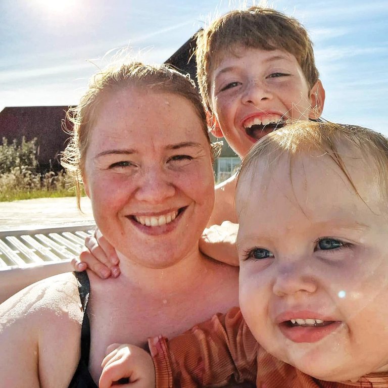 „Ég og elsti drengurinn okkar, Halldór Kristian, og sú yngsta, Davia Sól, í heita pottinum heima,“ segir Guðrún. MYNDIR AÐSENDAR