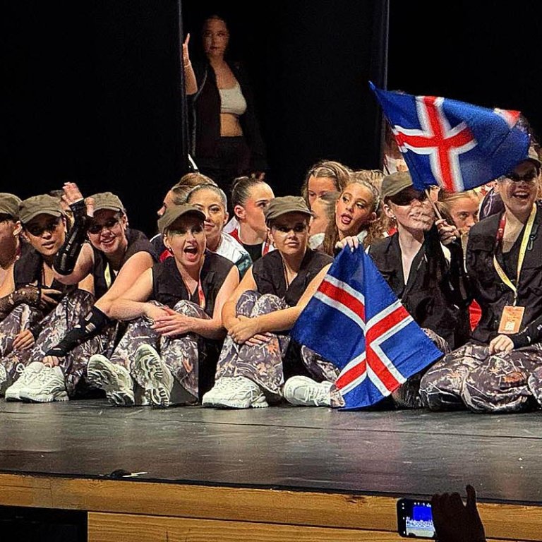 Danshópurinn bíður eftir að úrslit verði gerð kunn. MYND: RÓBERT DANÍEL