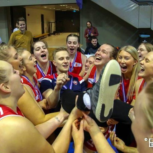 Darri Freyr Atlason í miklum Valskvennafans.  Mynd: Eva Björk - af Facebooksíðu Darra.