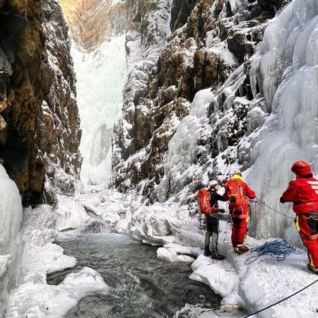 Aðstæður voru erfiðar á vettvangi slyssins við Glym. Mynd: Landsbjörg.