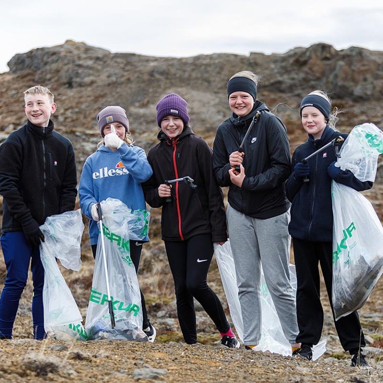 Hressir krakkar tína rusl í Hegranesinu. Eins og sjá má á þessum úrvalsmyndum sem Davíð Már tók á Króknum og í nágrenni þá var góð þátttaka í Umhverfisdeginum. Að loknu púlinu var boðið í fiskisúpu og fleira fínt í húsakynnum Fiskmarkaðar Sauðárkróks. MYNDIR: DAVÍÐ MÁR