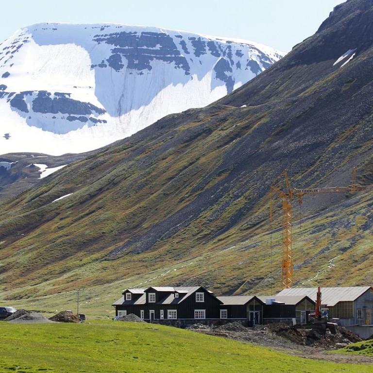 Deplar í Fljótum. Myndin er tekin í júní í sumar en framkvæmdir eru enn í fullum gangi og reiknað með að lúxushótelið verði opnað í apríl 2016. MYND: ÓAB