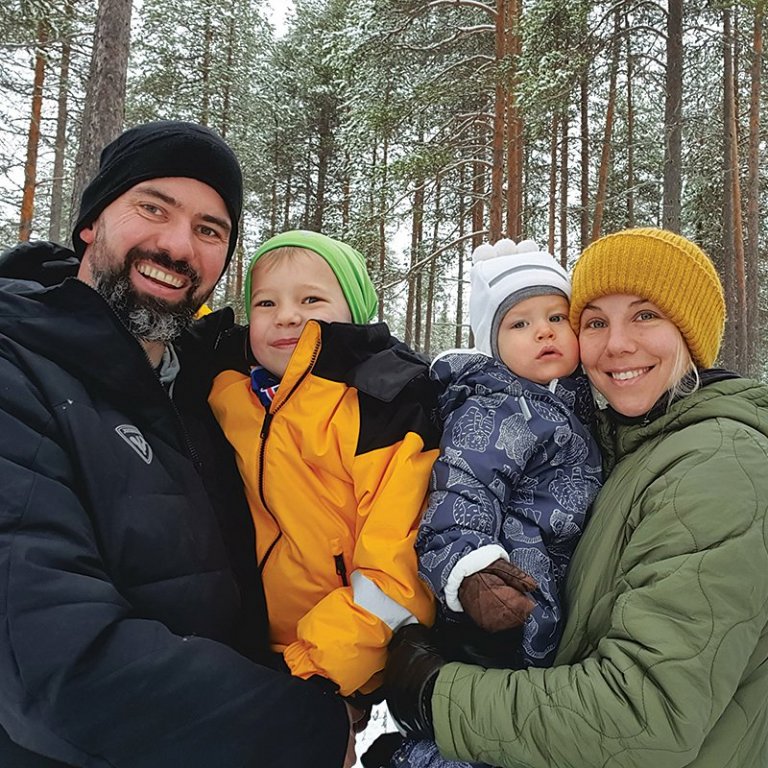 Fjölskyldan í bústaðarferð hjá tengdafjölskyldunni í Posio í Lapplandi. Gunnar Þór, Óskar Otto (6 ára), Jóhannes Þór (1árs) og Elisa Saukko. MYNDIR AÐSENDAR