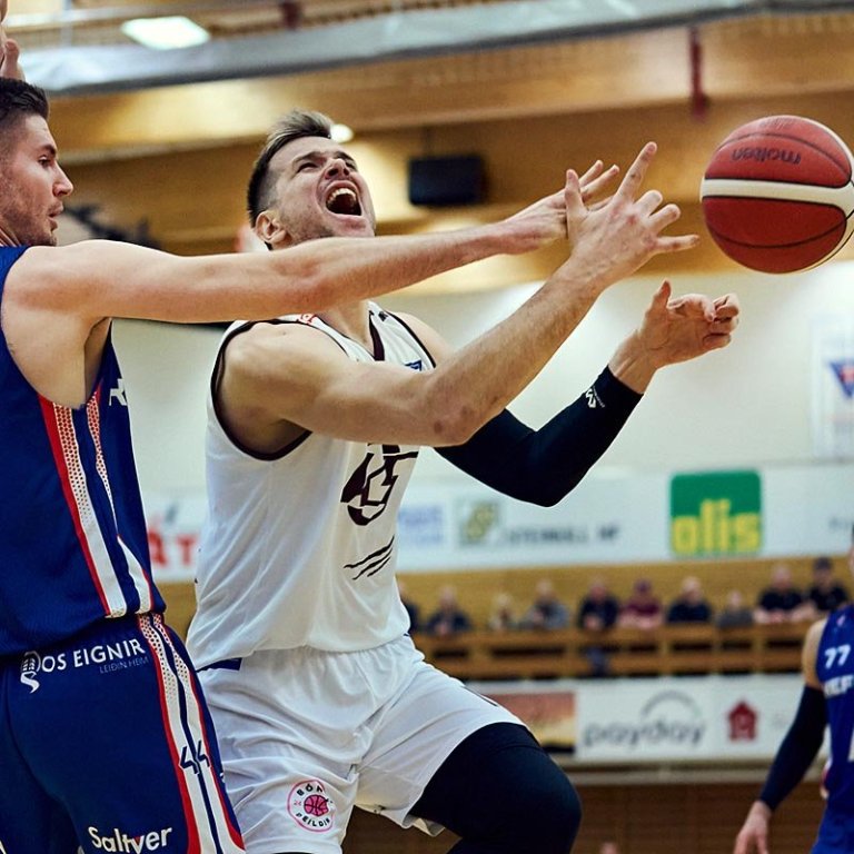 Dimitrios í baráttunni hér heima í Síkinu í fyrsta leik liðanna. MYND: @SIGURÐUR INGI