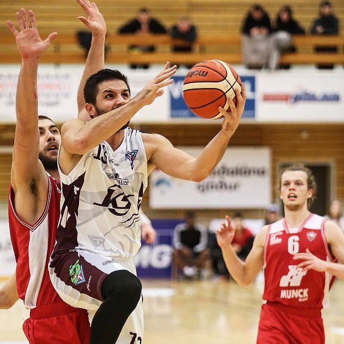 Dino Butorac sækir að körfu Valsmanna en kappinn hefur verið að spila vel með Stólunum í vetur. MYND: HJALTI ÁRNA