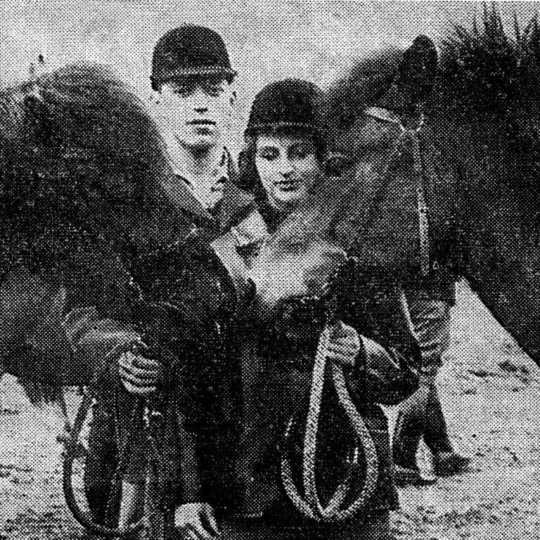 Árdís Maggý Björnsdóttir og Jón Friðriksson. Þessi mynd sem tekin var á Landsmóti hestamanna á Hólum 1966 birtist í Morgunblaðinu á sínum tíma.