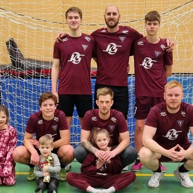 Liið Dodda málara kampakátt að mótl loknu. Efri röð frá vinstri: Svend, Domi og Jón Gísli. Neðri röð frá vinstri: Sigurður Pétur, Ísak og Anton ásamt gallhörðustu stuðningsmönnum liðsins. AÐSEND MYND