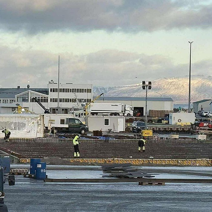 Unnið við grunn að frystiklefa Dögunar. MYND: GG