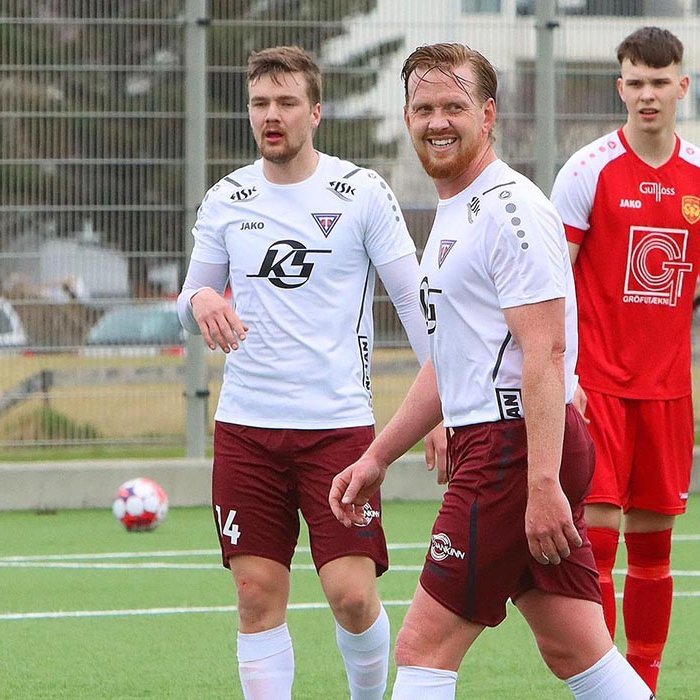 Dom Furness brosmildur í leik gegn Uppsveitum í fyrstu umferð. Hann gerði síðara mark Stólanna í gær. MYND: ÓAB