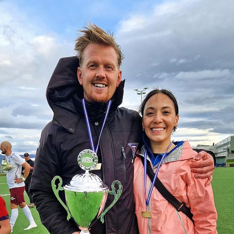 Dom og Janeth með bikarinn að loknum leiknum gegn Árborg um síðustu helgi. MYND: ÓMAR BRAGI