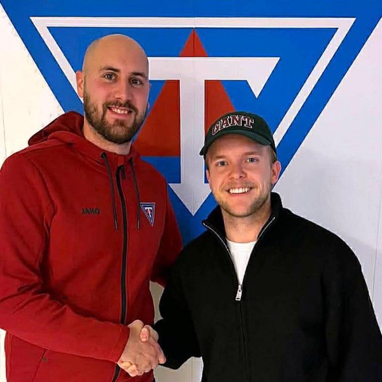 Domi þjálfari og Jóhann Daði formaður handsala samninginn. MYND AF FB-SÍÐU KNATTSPYRNUDEILDAR TINDASTÓLS