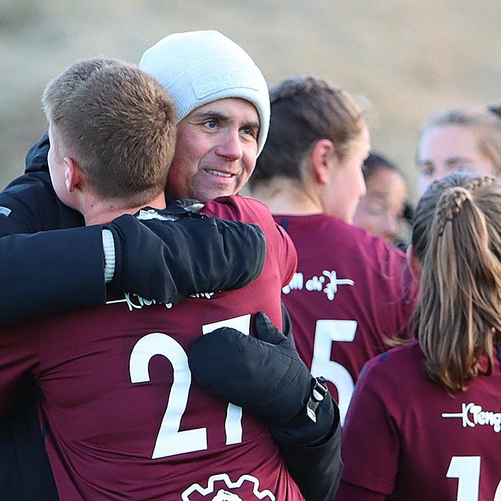 Donni fagnar Gwen í leikslok en hún átti fínan leik við hlið Bryndísar fyrirliða í vörn Tindastóls. MYND: ÓAB