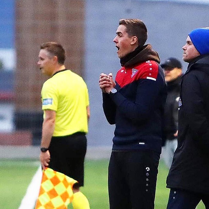 Konni og Donni saman á hliðarlínunni.