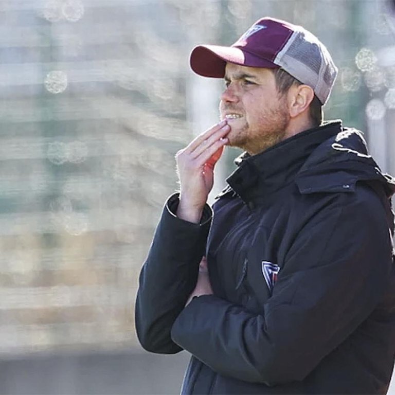 Donni þjálfari íbygginn snemma leiks. MYND: FÓTBOLTI.NET/HAFLIÐI BREIÐFJÖRÐ