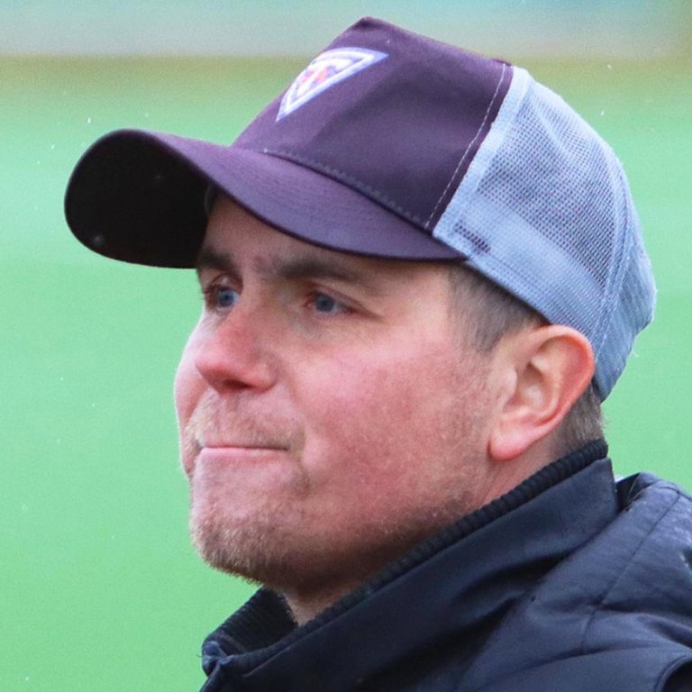 Donni þjálfari stoltur og klökkur í leikslok þann 16. setpember 2023 þegar Stólastúlkur héldu sæti sínu í efstu deild í fyrsta sinn. Á myndinn neðst í fréttinni er Donni (lengst til vinstri) með Tindastóls-fjölskyldunni. MYNDIR ÓAB