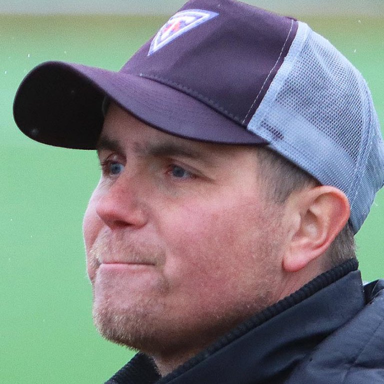 Það var ekki laust við að það væru nokkur rykkorn í augum stolts þjálfara Tindastóls þegar Stólastúlkur fögnuðu í leikslok. MYND: ÓAB