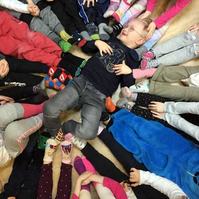 Í dag klæðist fólk mislitum sokkum í tilefni alþjóðadags Downs-heilkennisins. Það gerðu krakkarnir á Ársölum á Sauðárkróki líka. Mynd: Ásbjörg Valgarðsdóttir.