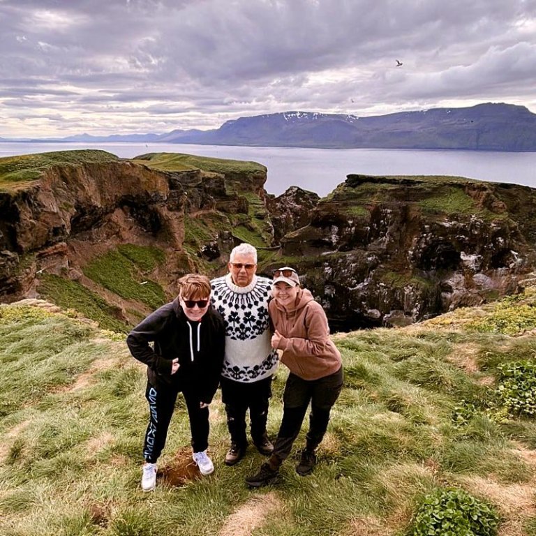 Bjössi Sighvats með nemendurna í Drangey. AÐSENDAR MYNDIR