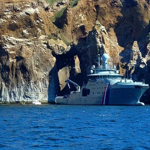 Varðskip Landhelgisgæslunnar, Þór, aðstoðaði kappana í Drangeyjarferðum við framkvæmdir. MYNDIR: ÞORGRÍMUR ÓMAR UNASON