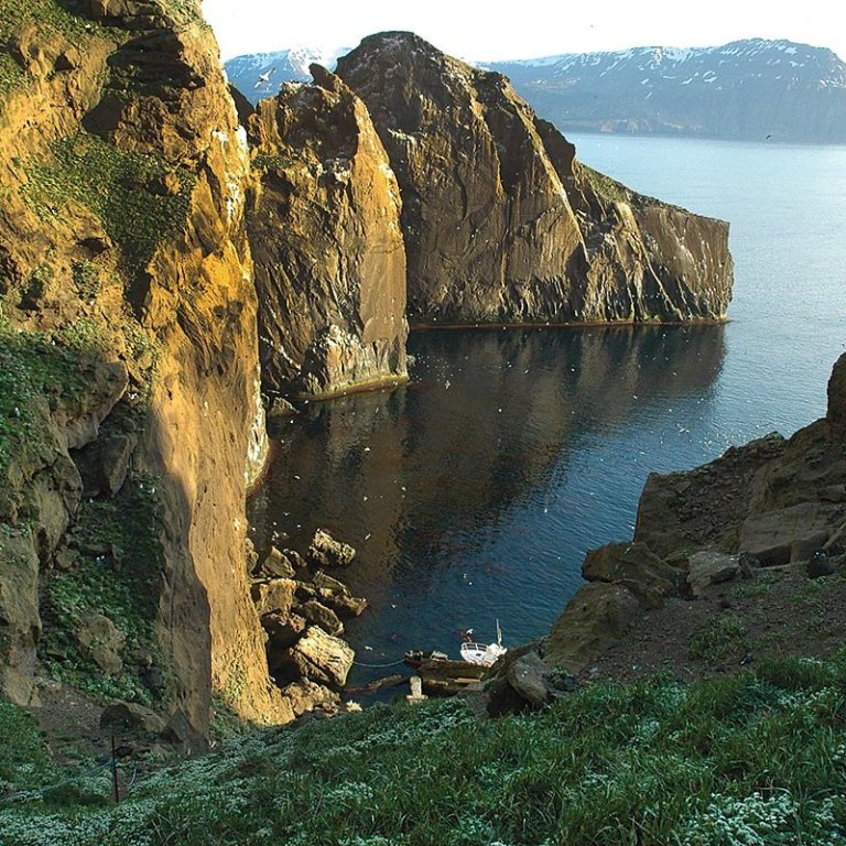 Úr Drangey. Séð niður í Uppgönguvík. Næst til vinstri er Tjaldhöfði, þá Illistapi og fremst Lundhöfði sem ber í Tindastól. Myndin var að sjálfsögðu ekki tekin í umræddri ferð. MYND ÚR BYGGÐASÖGU SKAGFIRÐINGA X