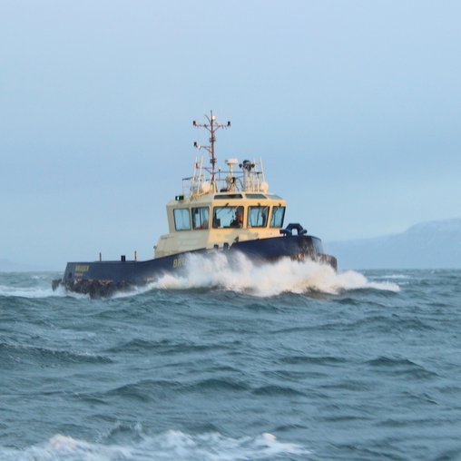 Dráttarbáturinn Bruiser á leið til hafnar um hádegisbilið í dag. Ekki er búið að finna nýtt nafn á fleyið en mun væntanlega verða gert fljótlega svo engin ónefni eða misfyndin uppnefni festist við það. Mynd: PF.