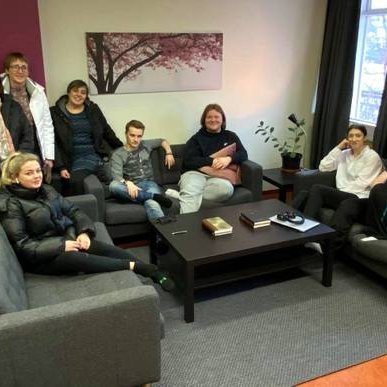 Gærur og nemendur í aldeilis fínni setustofu dreifnáms á Hvammstanga. Mynd af FB.