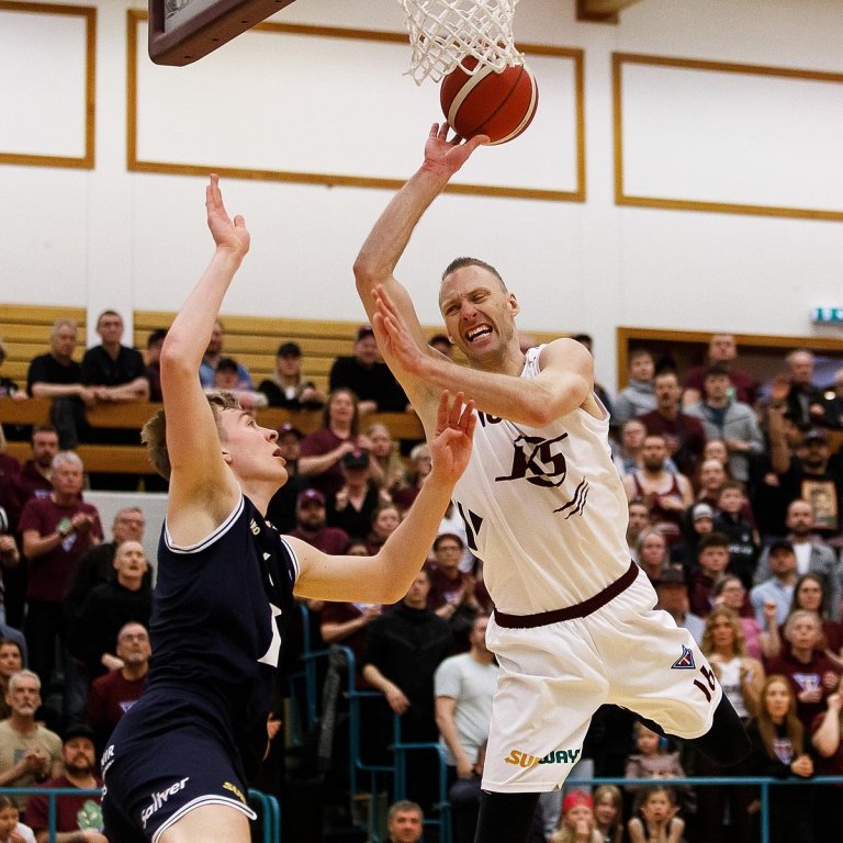 Drungalis í baráttunni í Síkinu sl. laugardag. Hann náði sér ekki alveg á strik í gær líkt og félagar hans. Bæði Drungilas og Arnar fóru meiddir af velli áður en yfir lauk en Pavel vonar að þeir verði klárir í slaginn á laugardag. MYND: DAVÍÐ MÁR