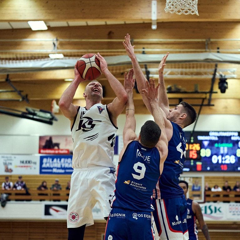 Drungilas reyndist Keflvíkingum erfiður í kvöld. Hér sækir hann grimmt að körfu gestanna. MYND: SIGURÐUR INGI