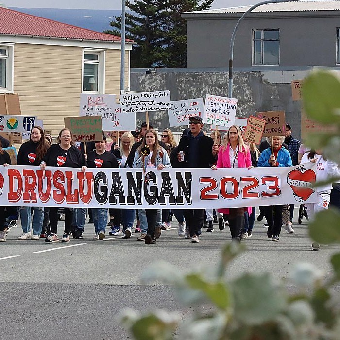Gangan kemur að Kirkkjutorgina á Sauðárkróki. MYNDIR: ÓAB