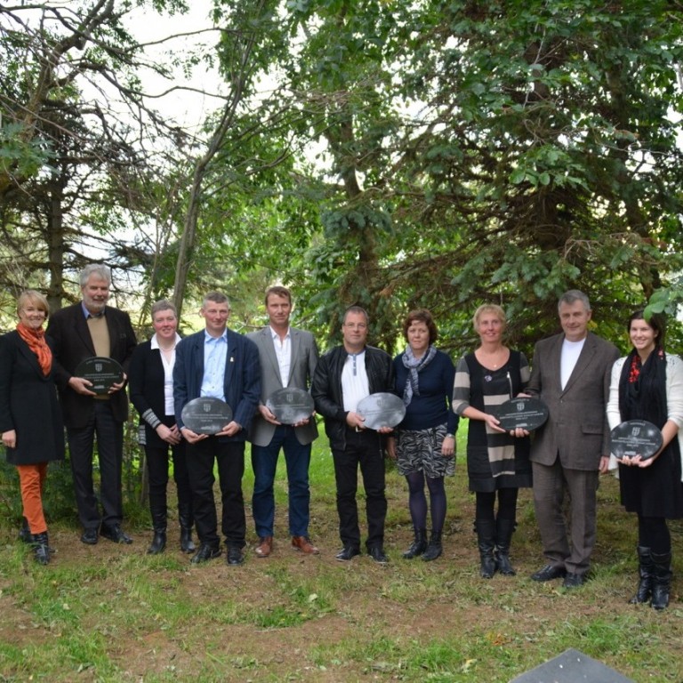 Þessi glæsilegi hópur tók við umhverfisviðurkenningum. Frá vinstri: Þórdís Alda Sigurðardóttir, Gunnar Dungal, Birna Sigurbjörnsdóttir, Sigurgeir Þorsteinsson, Ágúst Andrésson, Steingrímur Felixson, Halldóra Hartmannsdóttir, Stefanía Finnbogadóttir, Guðmundur Magnússon og Inga Katrín Magnúsdóttir. Ljósm./BÞ