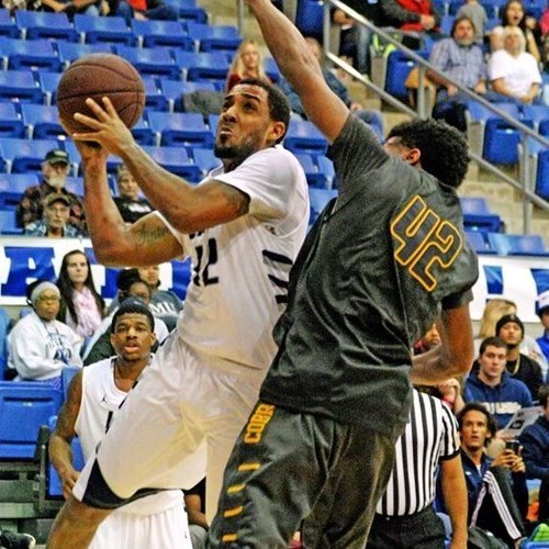 Bakvörðurinn Gerel Simmons – ekki Gene Simmons, bassaleikari Kiss. MYND AF NETINU