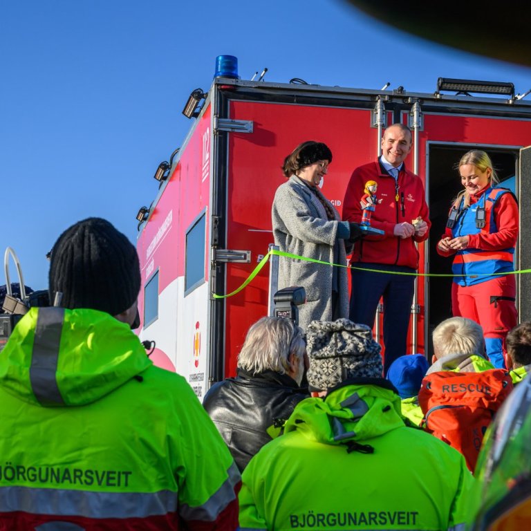 Forsetahjónin að hefja söluna formlega. MYND AÐSEND