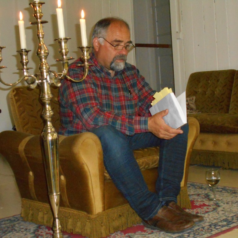 Skáldið les upp úr bók sinni