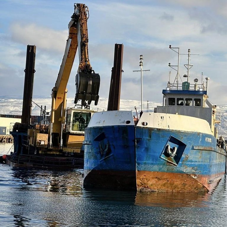 Unnið við dýpkun við nýja þilið. MYNDIR: VALGEIR KÁRASON