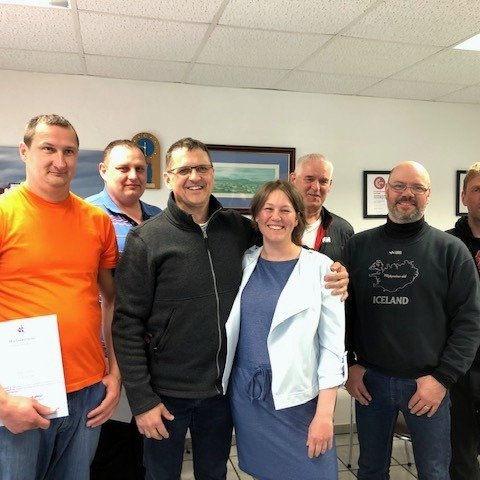 Rafal Trochim starfsmaður SAH Afurða, Stanislaw Swedra starfsmaður SAH Afurða, Robert Wika eftirlitsdýralæknir Mast, Klara Wika eftirlitsdýralæknir Mast, Gísli Garðarsson sláturhússtjóri SAH Afurða, Rúnar Örn Guðmundsson fjárflutningaaðili Síðu, Ásmundur Sigurkarlsson dýravelferðafulltrúi SAH Afurða. Myndir:sahun.is.