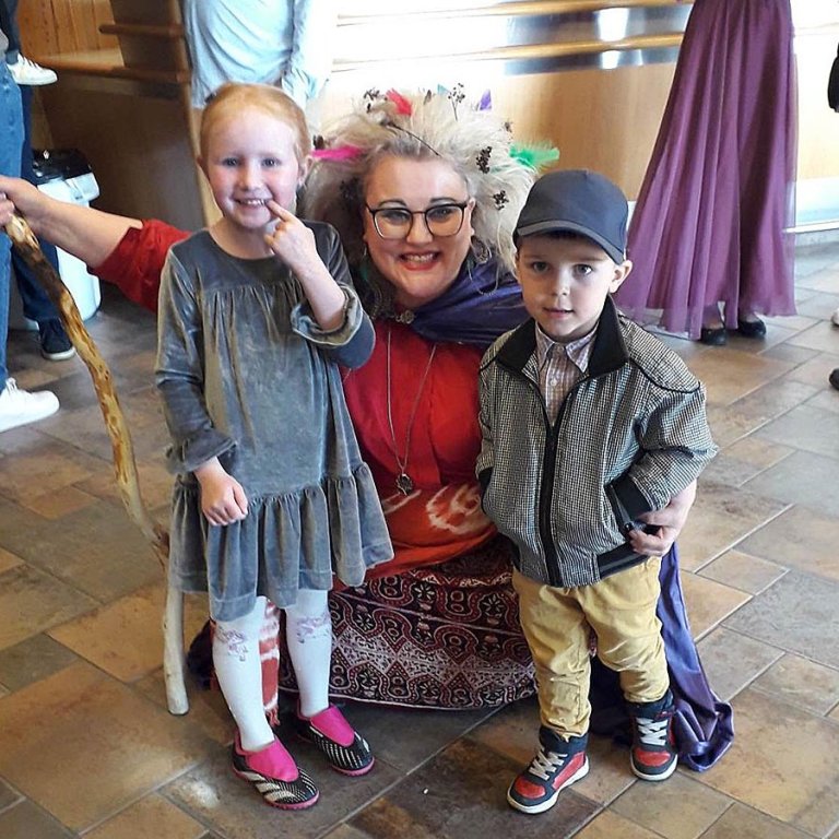 Indiana Hulda Gunnarsdóttir, fimm ára og Egill Mikael Ponzi næstum fjögurra ára ásamt galdrakonu.   MYND: BJÖRK BJARNADÓTTIR