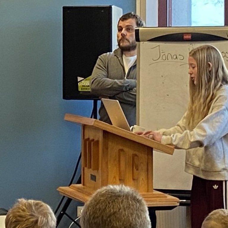 Edda Björg les upp í Varmahlíðarskóla. Ólafur Atli Sindrason kennari er einnig á myndinni. MYND: VARMAHLÍÐARSKÓLI.IS