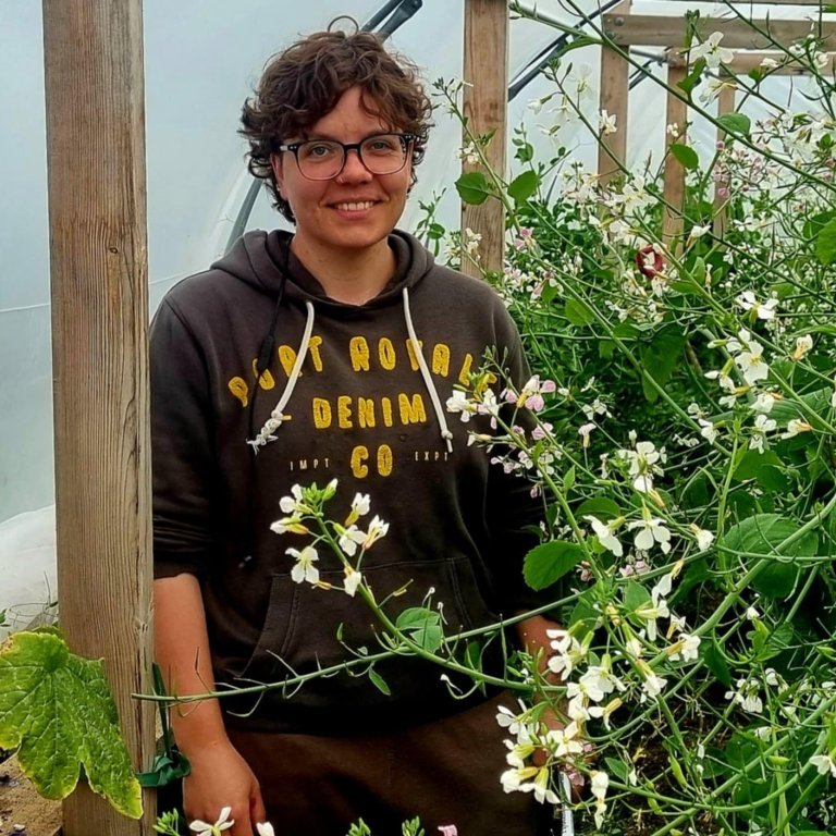 Elínborg umvafin blómum. Mynd: hmj