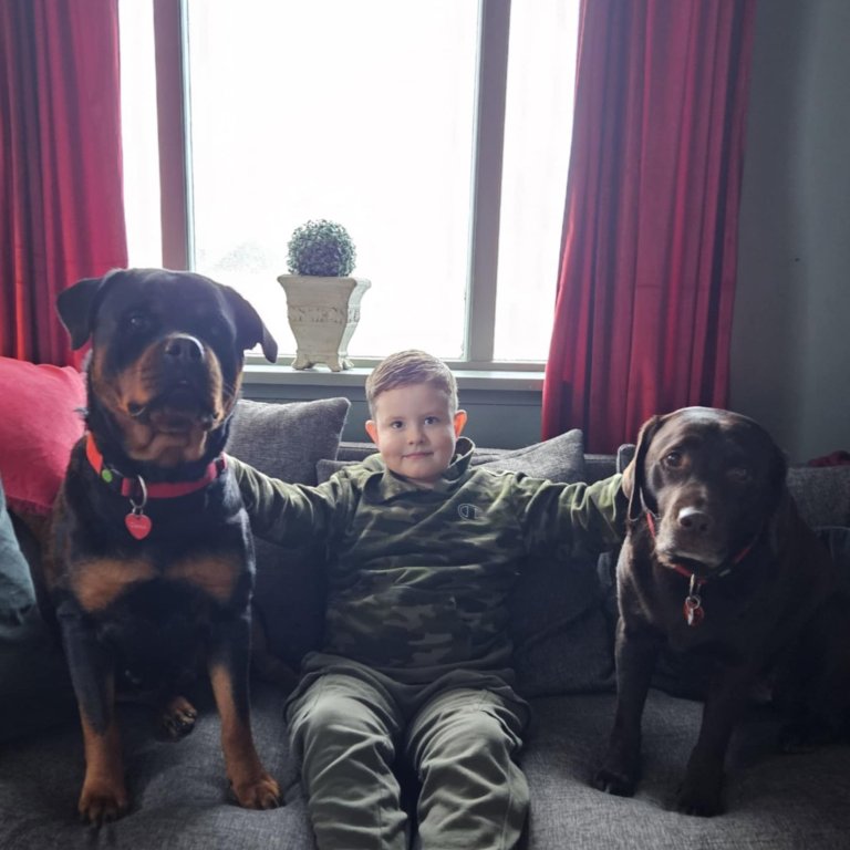 Natan Nói með Karamellu og Chanel. MYND AÐSEND