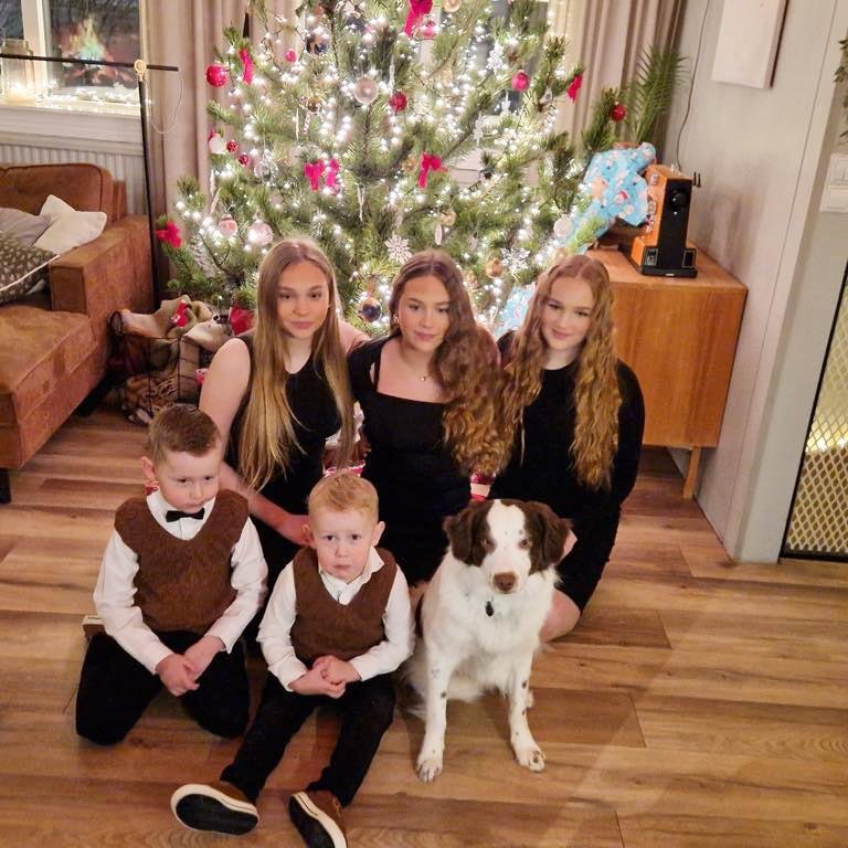 Hér eru allir krakkarnir saman komnir fyrir framan jólatréð ásamt krúttinu honum Móra. MYND AÐSEND