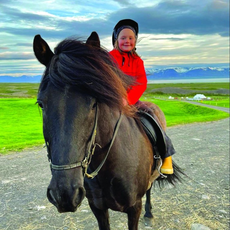 Sigurrós Viðja og hesturinn hennar Skúmur. MYND: AÐSEND