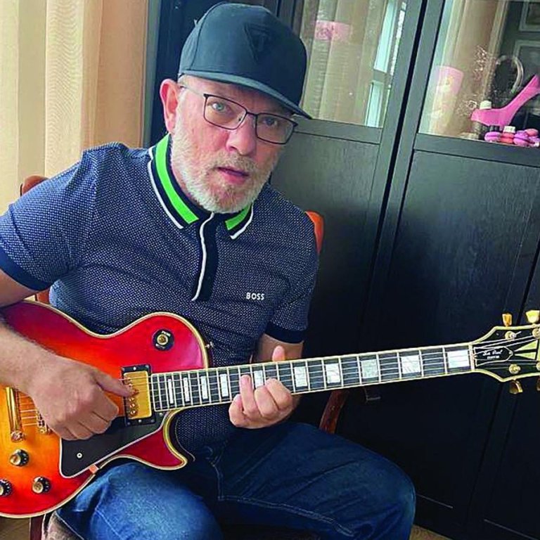 Eiki með Gibsoninn.