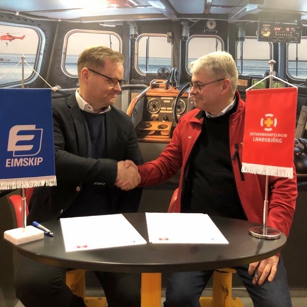 Vilhelm Már Þorsteinsson, forstjóri Eimskips, og Kristján Þór Harðarson, framkvæmdastjóri Slysavarnafélagsins Landsbjargar, handsala styrktarsamninginn. Aðsendar myndir.