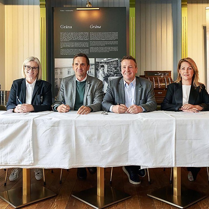 Frá undirritun samngingsins í Gránu í morgun. Frá vinstri: Eyþór Björnsson, forstjóri Norðurorku, Lára Halldóra Eiríksdóttir, stjórnarformaður SSNE, Hörður Arnarson, forstjóri Landsvirkjunar, Guðlaugur Þór Þórðarson, umhverfis-, orku- og loftslagsráðherra, Katrín M. Guðjónsdóttir, framkvæmdastjóri SSNV, og Benedikt Þór Jakobsson, rekstrarstjóri Orkuveitu Húsavíkur. MYND: SIGURÐUR IINGI