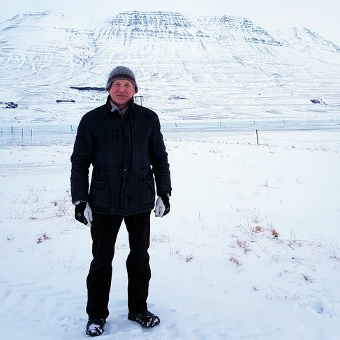 Einar sýnir blaðamanni verksummerki flóðsins en eins og sést er vatnið komið ansi nærri hlaðinu í Stokkhólma. Handan vatna sér í Blönduhlíðina. Mynd: PF.