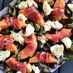 Einfalt salat með melónu og hráskinku. Mynd af vef MS.
