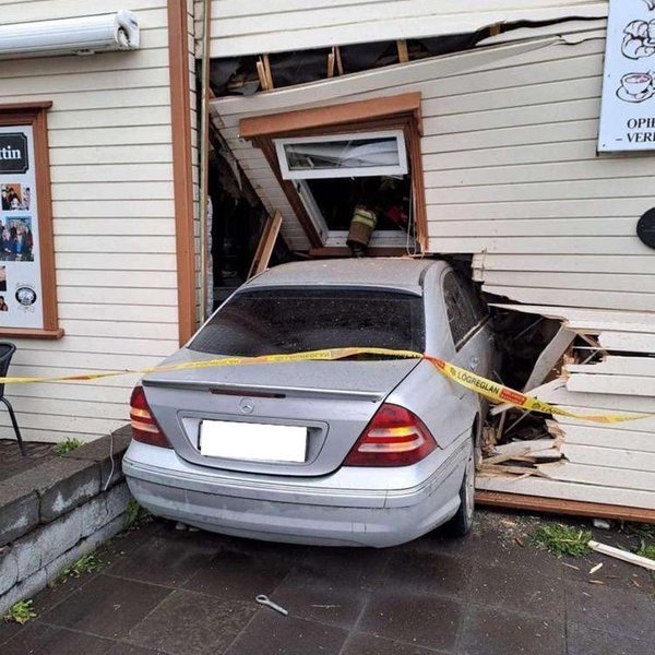 Mikil mildi þykir að enginn slasaðist alvarlega þegar bíll endaði bókstaflega inni í Sauðárkróksbakaríi í morgun. Aðsendar myndir.