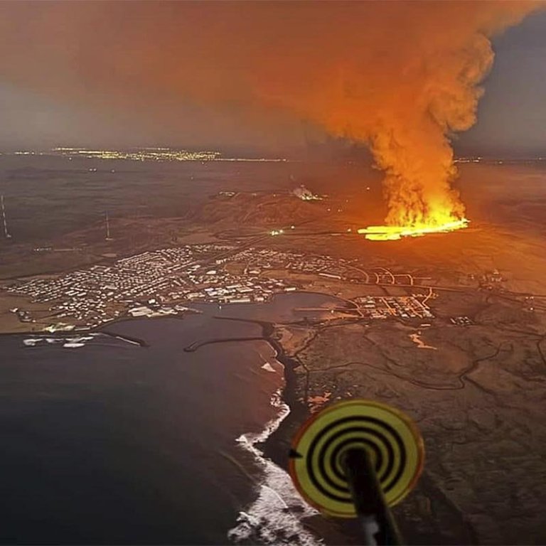 Mynd Landhelgisgæslunnar af gosstöðvunum og Grindavík sem sjá má á síðu forseta Íslands. MYND: LHG