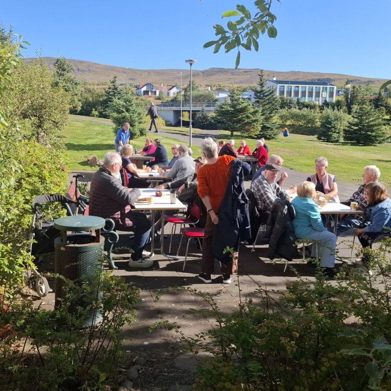 Það fór vel um gesti í blíðunni. Mynd: Af facebook.